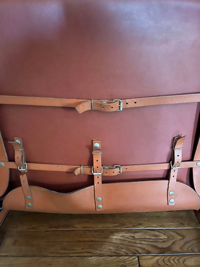 カッシーナのラウンジアームチェア、スチールフレームを本革で包む。ビンテージ品。