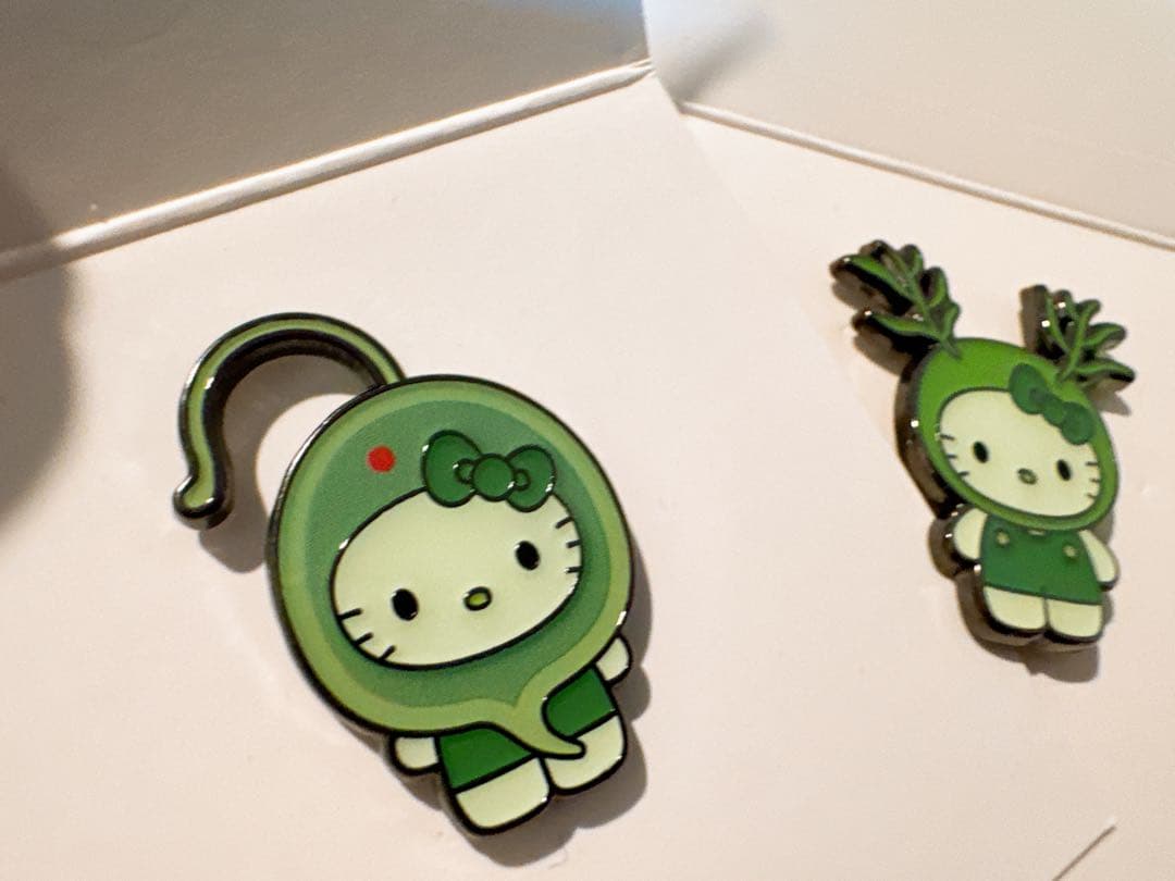 日本館限定　ピンバッジ　万博　ヒジキ　ウチワヒゲムシ　ケース付き　藻キティ　藻類