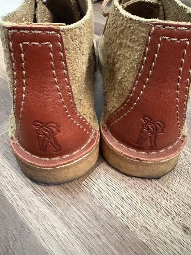 人気モデル！美品！クラークスClarksデザートトレックハイ26.0 ベージュ