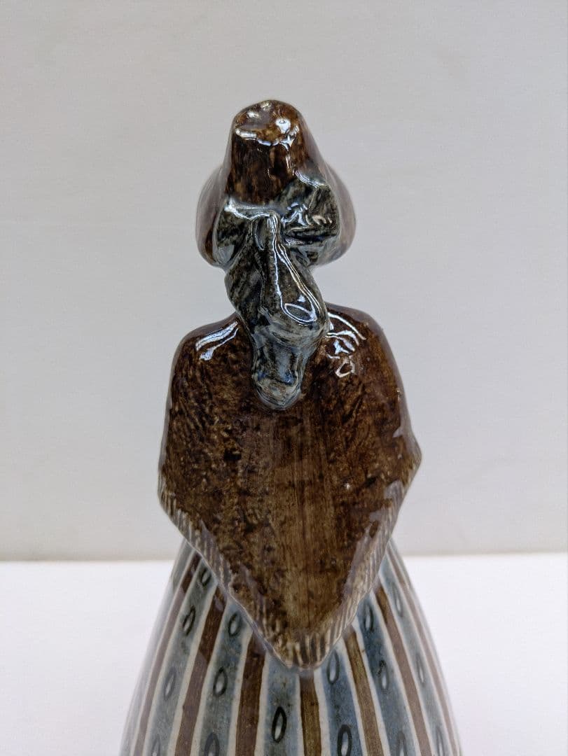 ビング＆グロンダールの大きなヴィンテージ磁器の置物 - 民族衣装を着