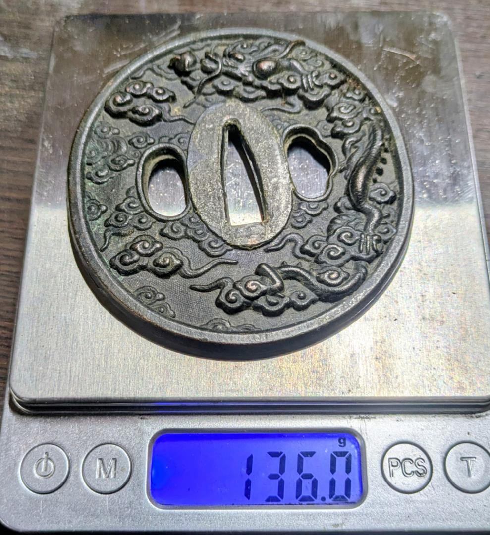 江戸中期 鉄地 雲龍図 丸形鍔 直径約80mm 重量136g 刀装具