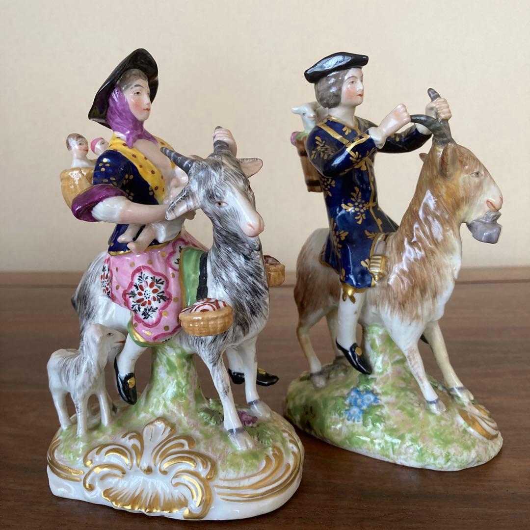 山羊に乗った仕立て屋夫婦 磁器人形 一対 山羊に乗った仕立て屋夫婦 磁器人形 一対 - メルカリ