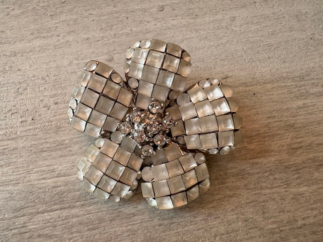 FOXEY フォクシー お花 ブローチ ホワイト 美品 袋付き FOXEY ホワイト