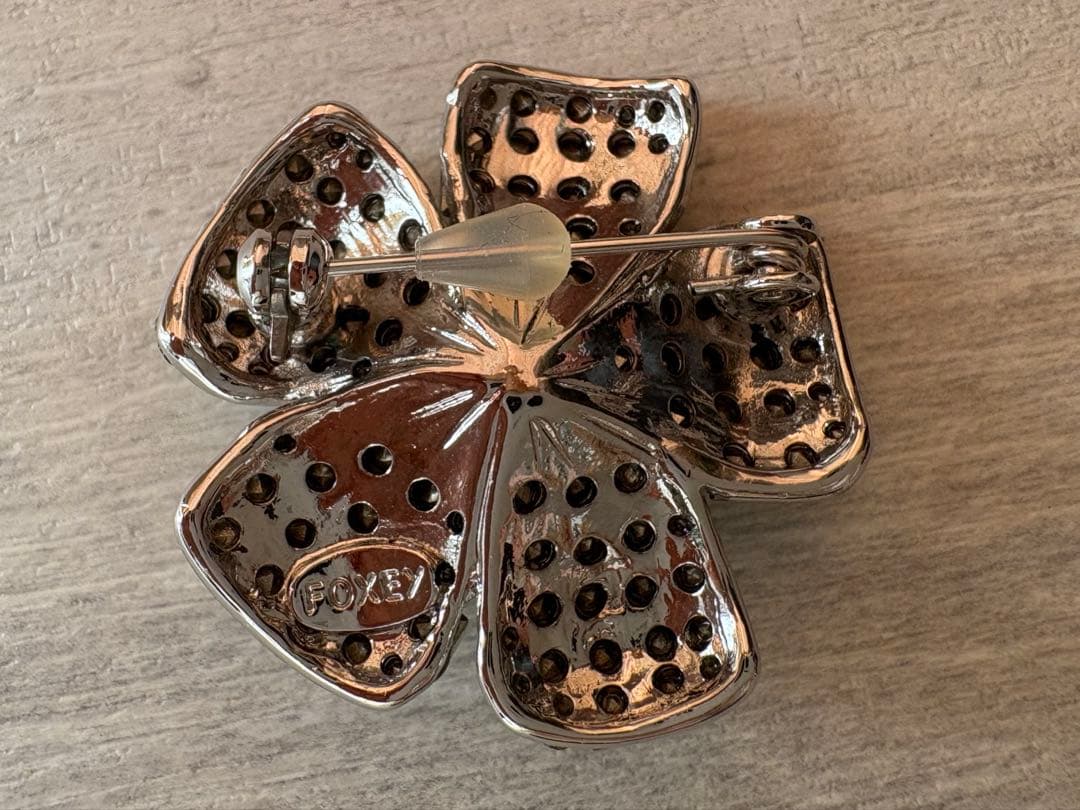 FOXEY フォクシー お花 ブローチ ホワイト 美品 袋付き FOXEY ホワイト