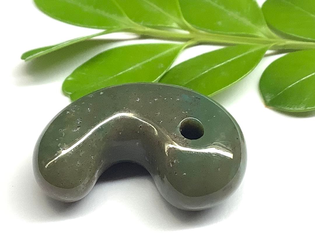 ⭕️幻の勾玉‼️ 佐渡の岩谷五色勾玉 何処にも無い斑点紋様