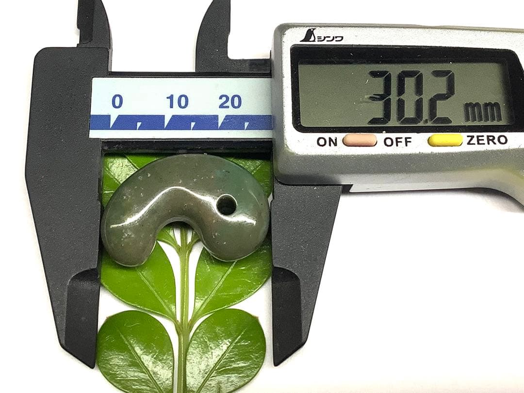 ⭕️幻の勾玉‼️ 佐渡の岩谷五色勾玉 何処にも無い斑点紋様