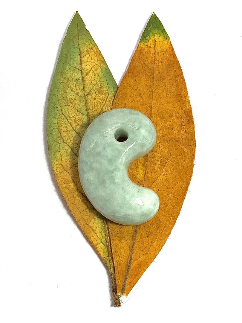 ⭕️天然の産物*氷紋様糸魚川翡翠勾玉‼️ 卸しお値段に自信あり　鑑定鑑別書　極上品質