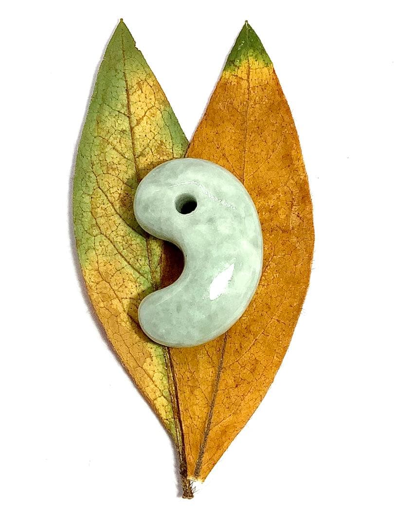 ⭕️天然の産物*氷紋様糸魚川翡翠勾玉‼️ 卸しお値段に自信あり　鑑定鑑別書　極上品質