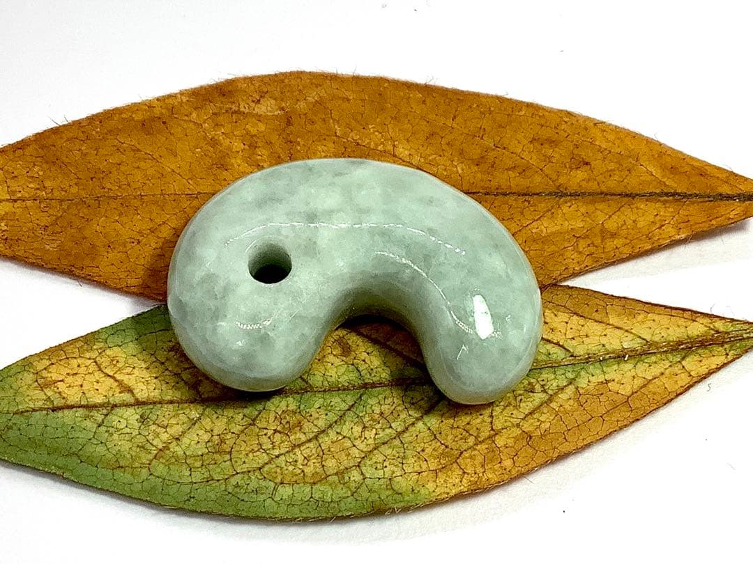 ⭕️天然の産物*氷紋様糸魚川翡翠勾玉‼️ 卸しお値段に自信あり　鑑定鑑別書　極上品質