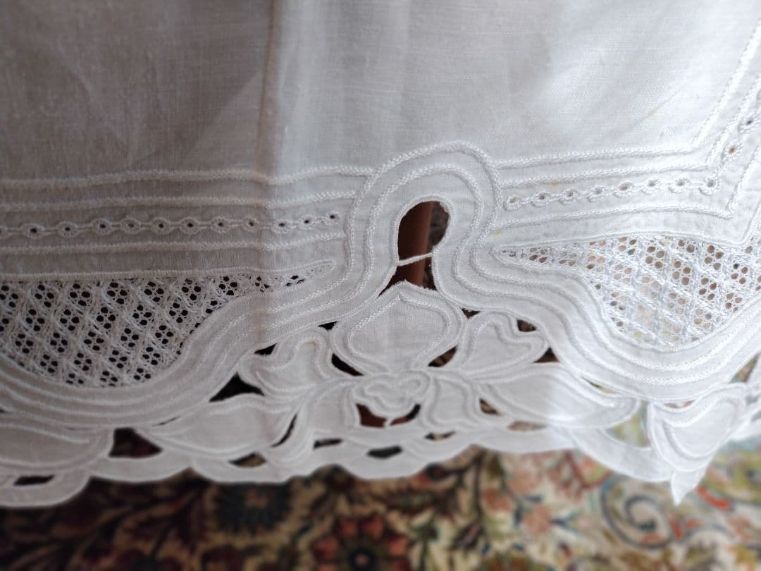 刺繍入りカットワ−クレ−スビンテージハンドメイドテーブルカバー