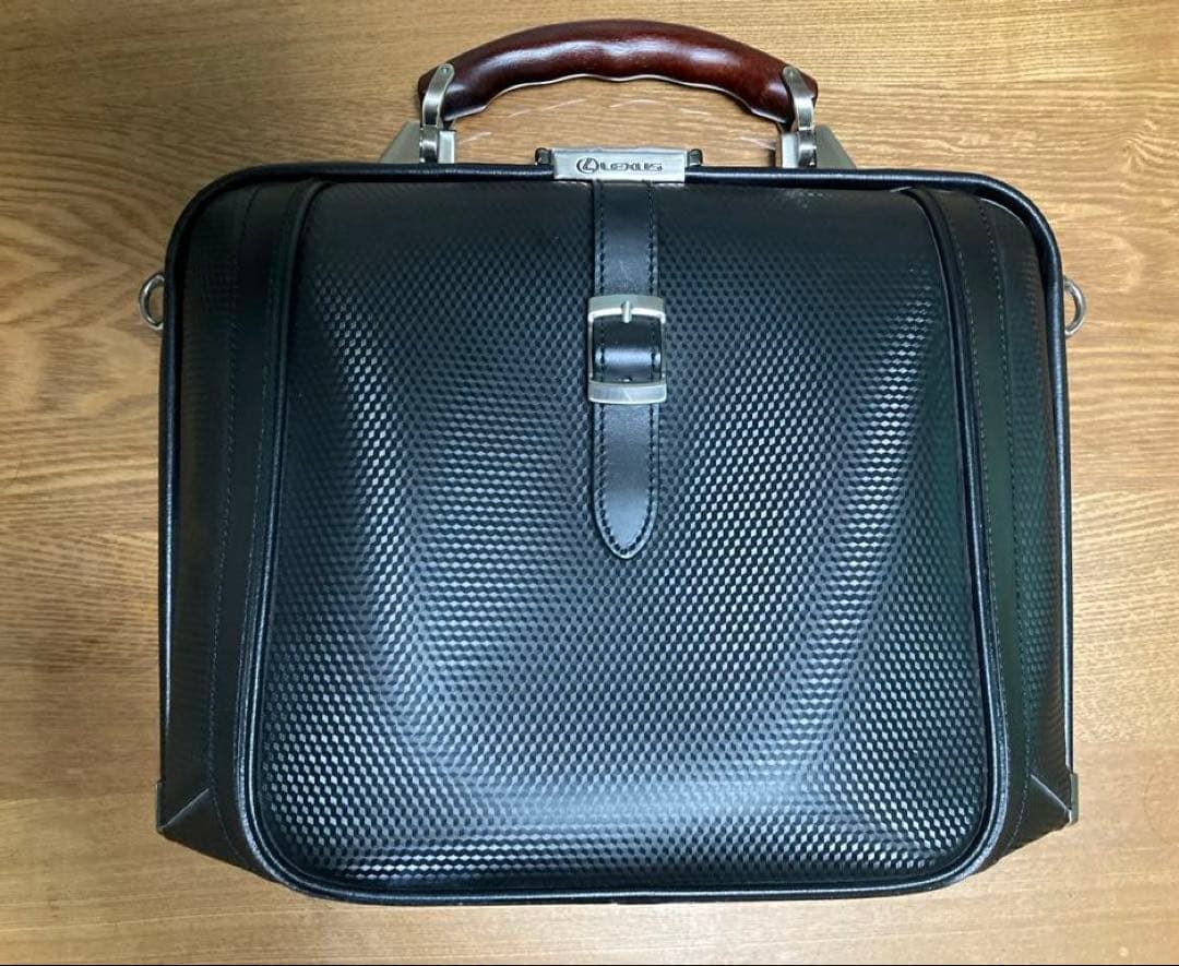レクサス　バッグ (正規品)鍵付き　ショルダーベルトあり。used