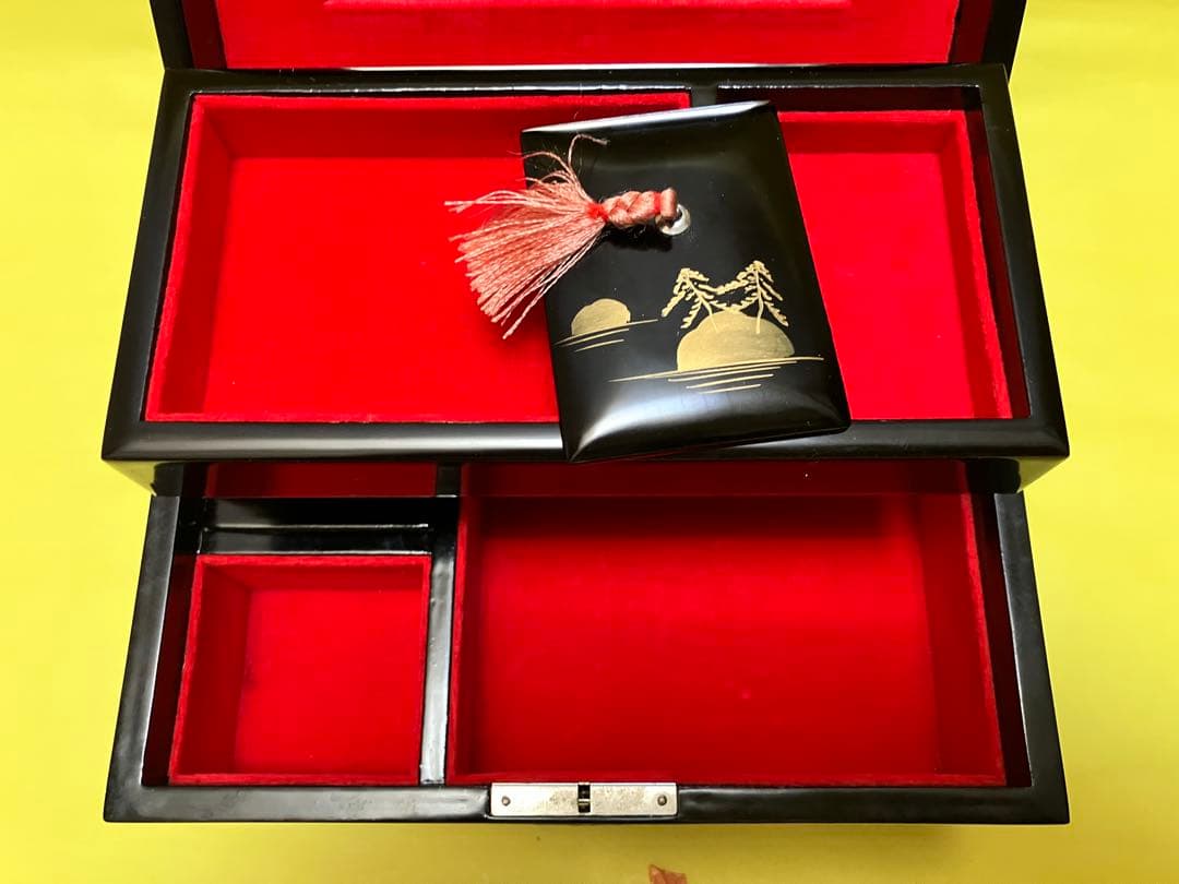 漆器小物入　山と寺院のデザイン　塗り物　螺鈿細工　オルゴール 鍵付　宝石化粧箱