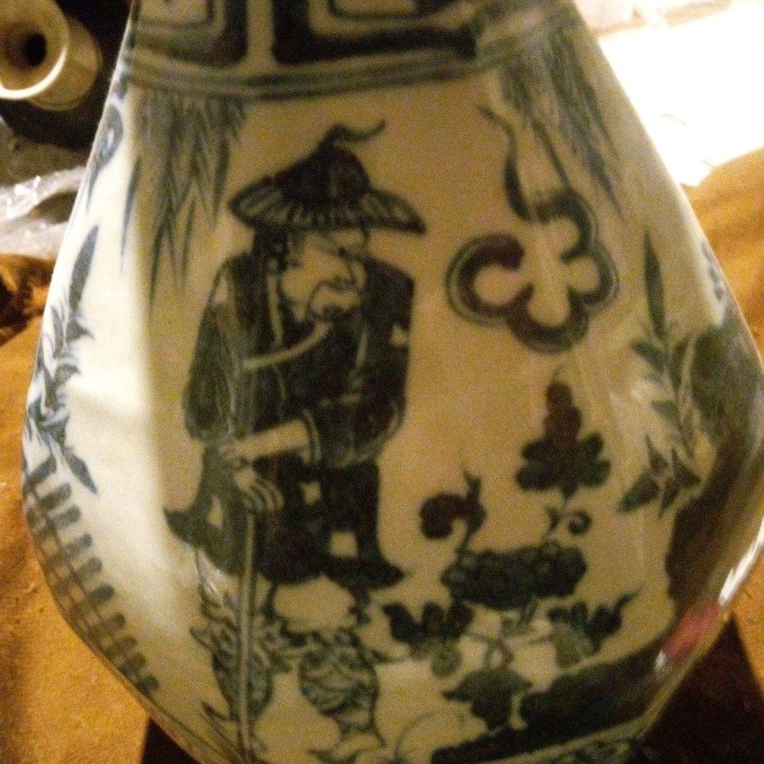 中国陶磁器 元染付 青白磁の花瓶 人物と植物の絵柄