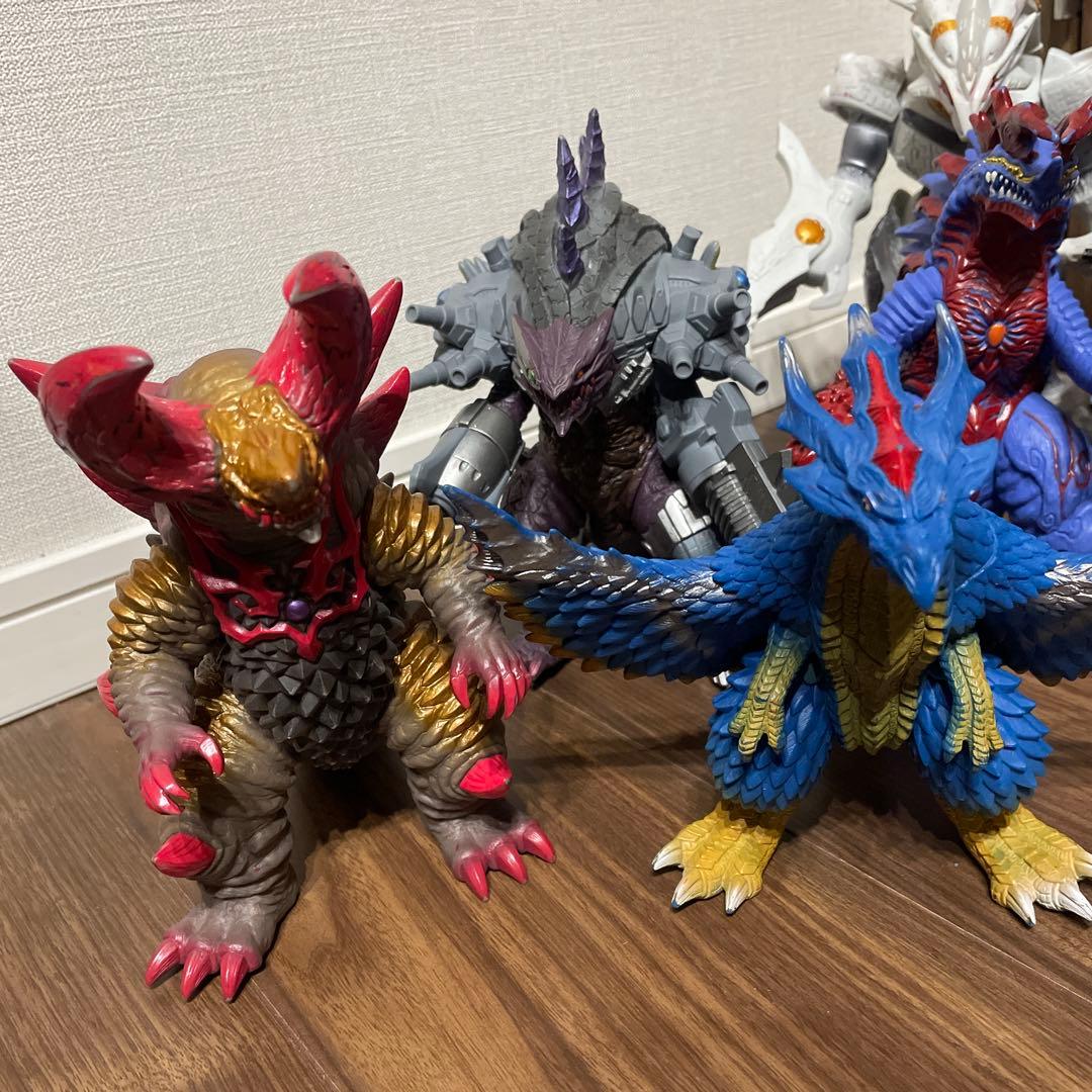 【送料無料】ウルトラマン&怪獣&仮面ライダー16体セット