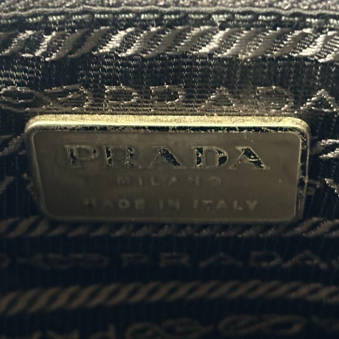 PRADAプラダ　レザー ショルダーバッグ黒プラハンドル 肩掛け シンプル