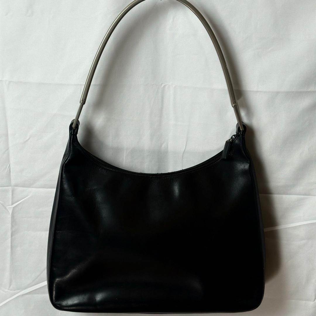 PRADAプラダ　レザー ショルダーバッグ黒プラハンドル 肩掛け シンプル
