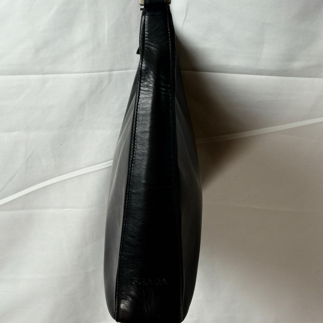 PRADAプラダ　レザー ショルダーバッグ黒プラハンドル 肩掛け シンプル