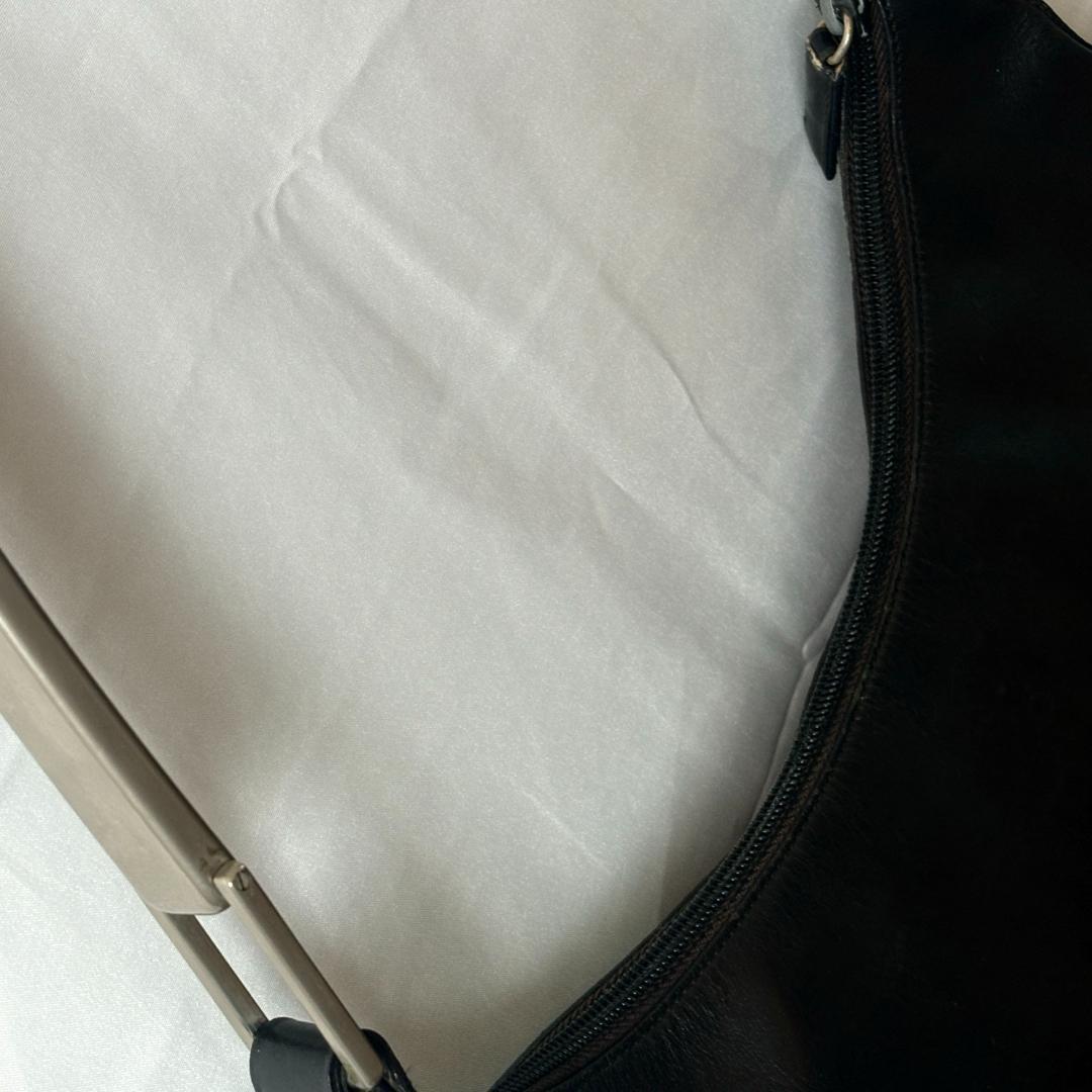 PRADAプラダ　レザー ショルダーバッグ黒プラハンドル 肩掛け シンプル