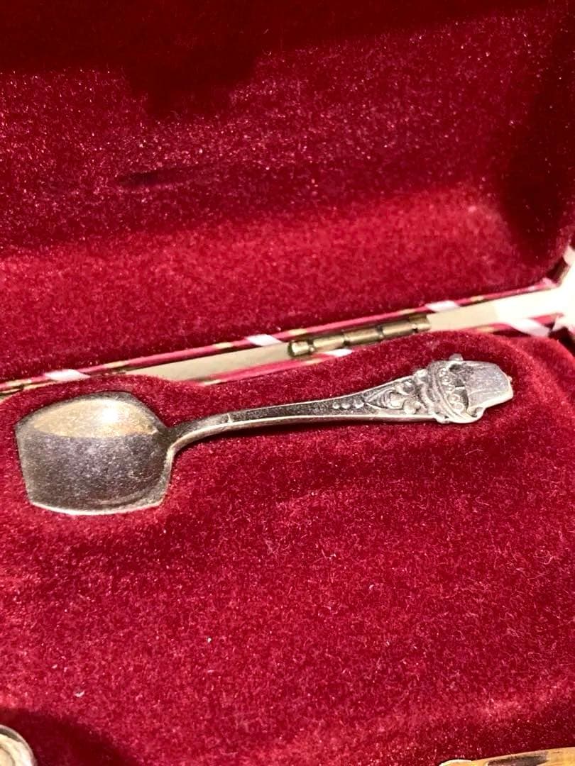 銀製バイキング船型容器とスプーン