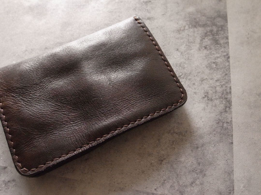 手染めと手縫いで仕上げたショートトラッカーウォレット