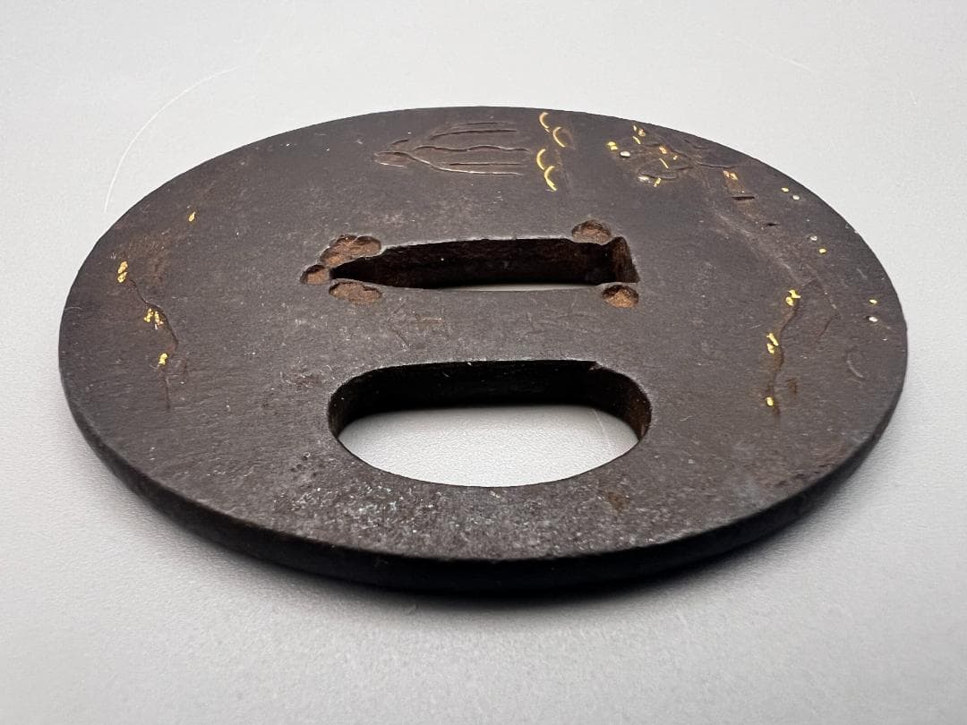 江戸期　小鉄鍔　人物風景図　金銀象嵌　金家在銘　刀装具　重量約52g　専用箱付