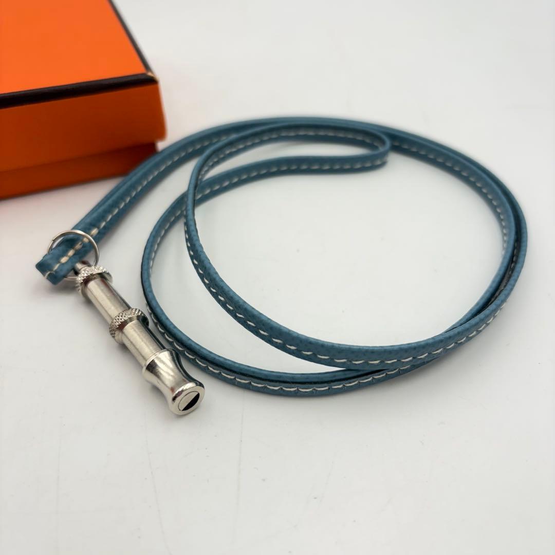 エルメス シフレ ホイッスル シルバー ブルー レザー 0724-S6543h 楽天市場】HERMES エルメス シフレ ホイッスル 笛 犬笛 ネックレス