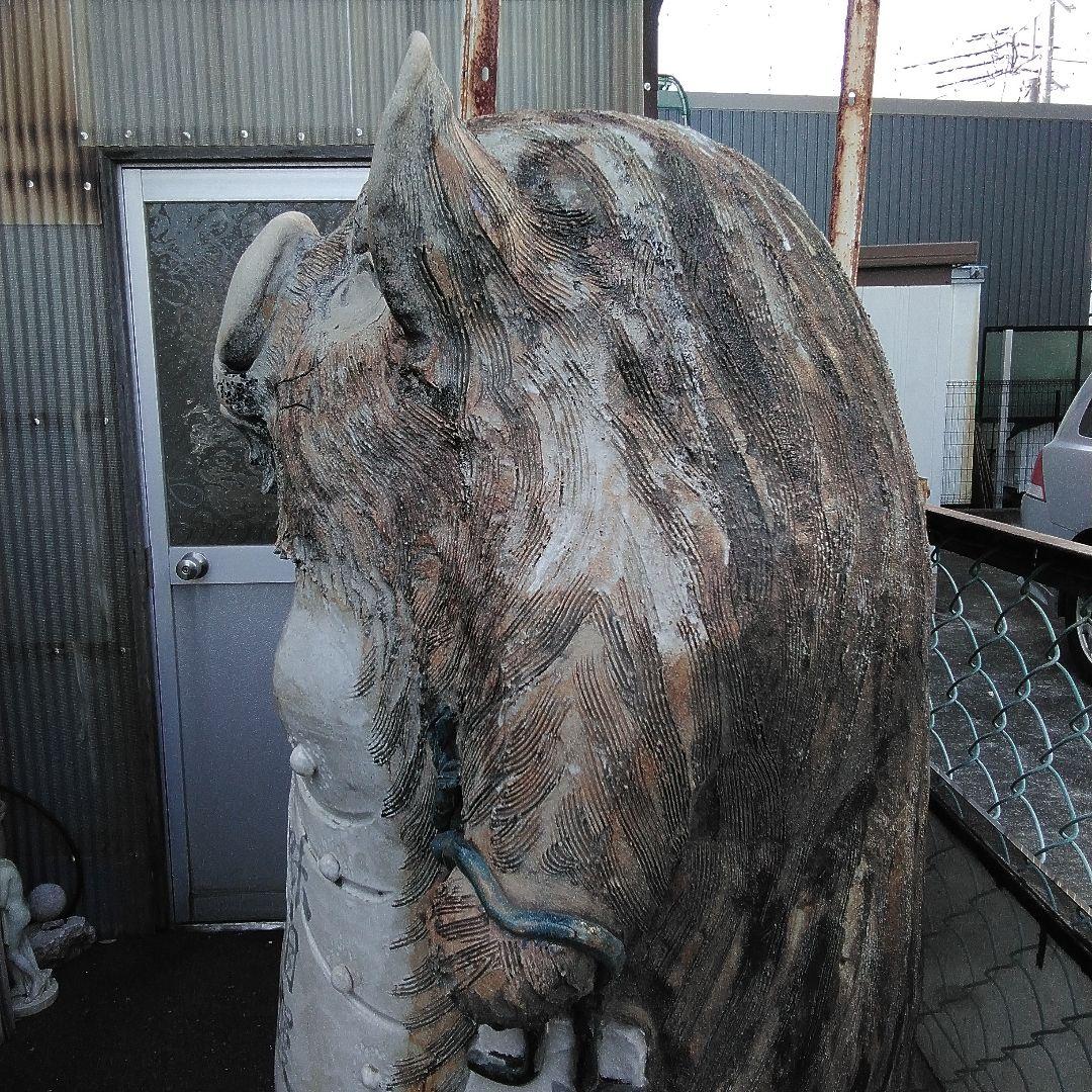 信楽焼の豚の看板。