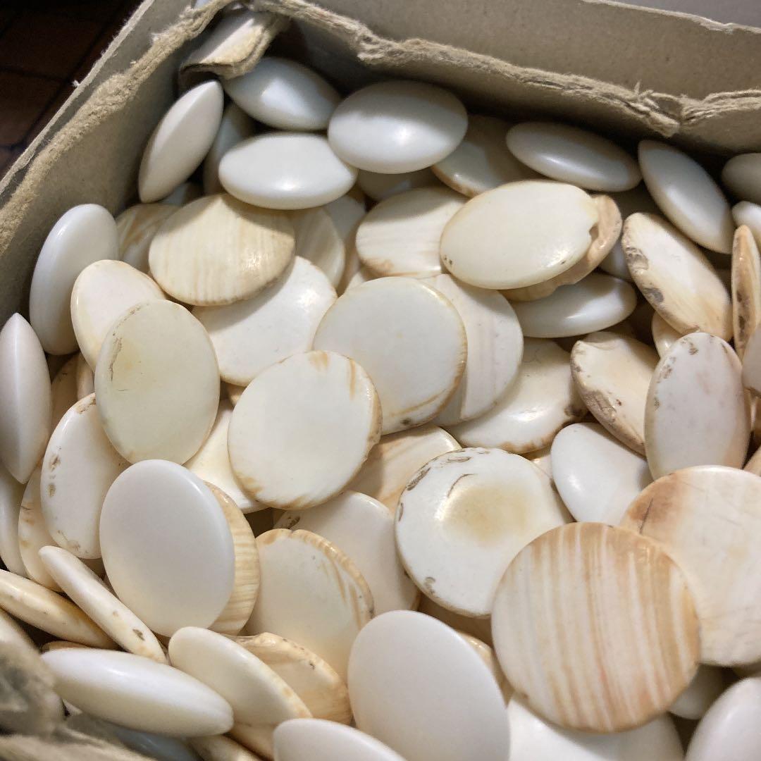 碁石と碁盤です。白い碁石は貝でできている。古いものです。碁盤はヒノキらしいです