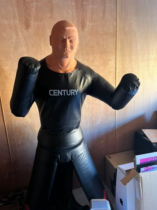 人型のサンドバッグ CENTURY Versys VS.BOB