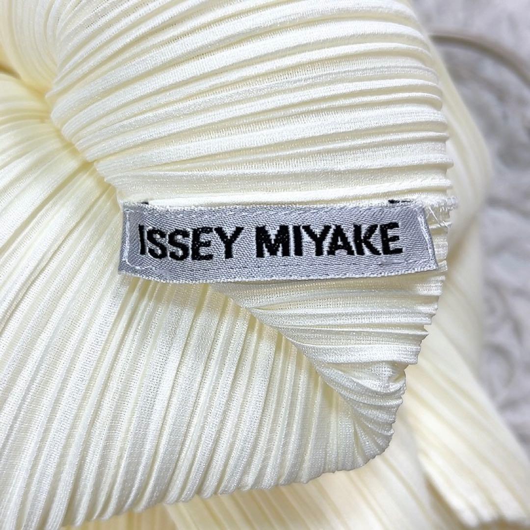 ISSEY MIYAKE イッセイミヤケ プリーツ タンクトップ オフホワイト