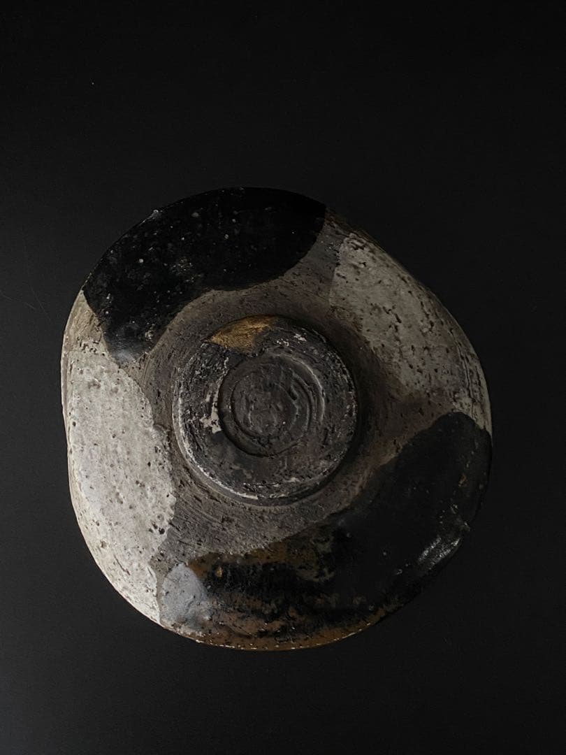 黒織部沓形茶碗 吊柿文様 共箱