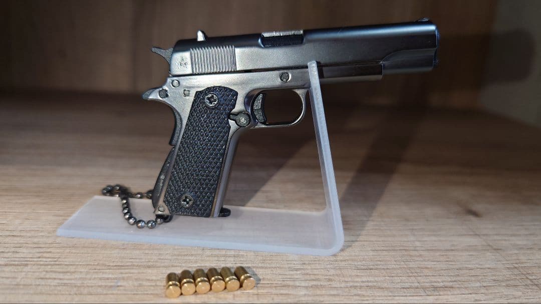 専用　精巧1/3サイズ　ミニチュアガンキーホルダー　コルト1911 ガンカラー