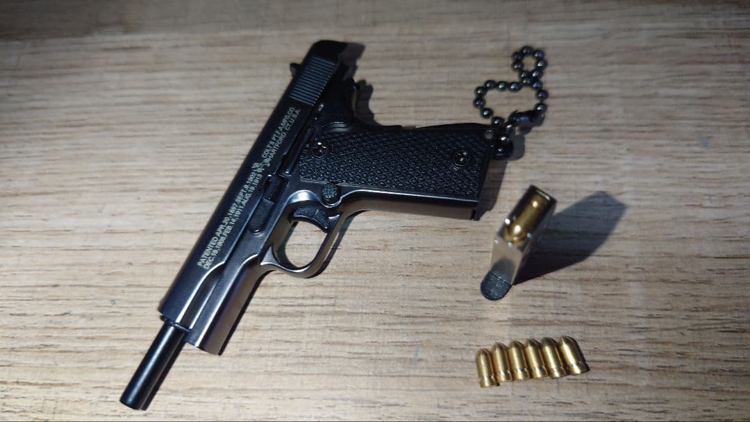 専用　精巧1/3サイズ　ミニチュアガンキーホルダー　コルト1911 ガンカラー