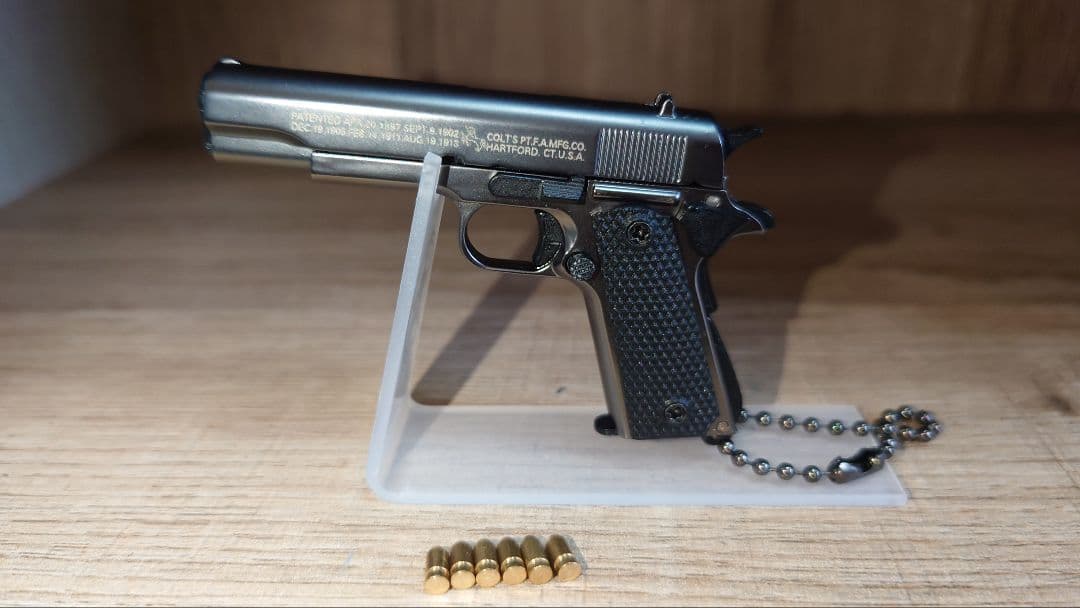 専用　精巧1/3サイズ　ミニチュアガンキーホルダー　コルト1911 ガンカラー