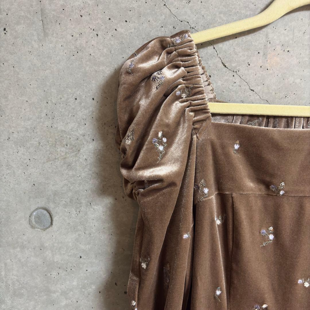 ◎新品◎リリーブラウン フラワーエンブロイダリースクエアネックベロアワンピース