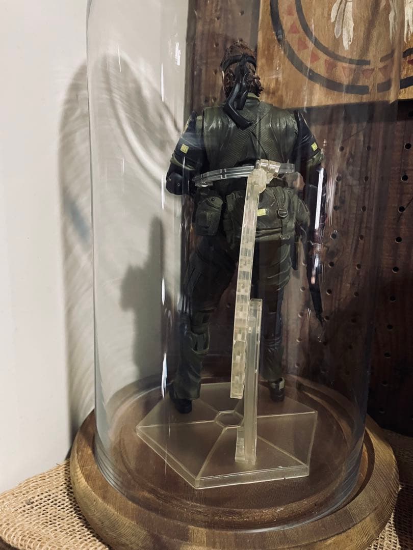 メタルギアソリッド　スネーク ミリタリーフィギュア ガラスドーム付き