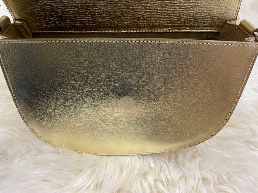 A.P.C. アーペーセー　ルクセンブルクゴールドショルダーバッグ