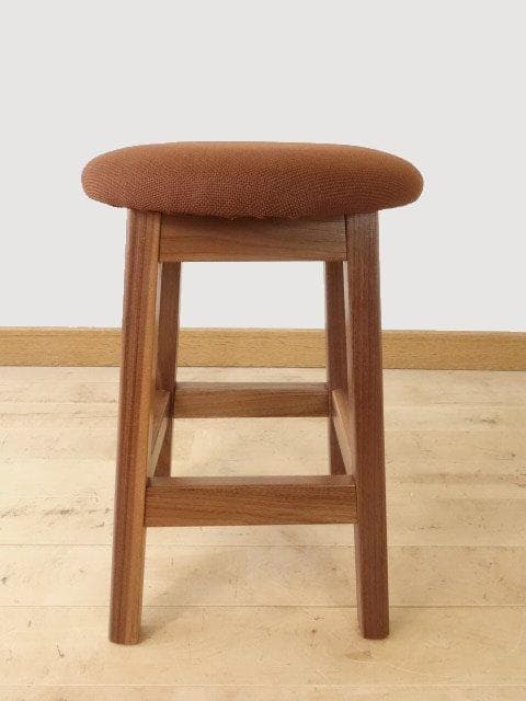 北海道手作り家具　ウォールナット材　スツール　座面布座（茶色）