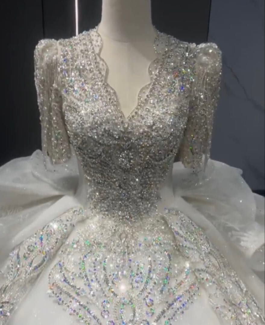 白ウェディングドレス　ティアラとブライダルインナーセット付き