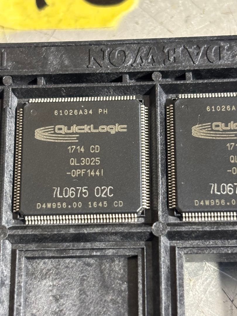 (5個)IC チップ　QL3025-0PF144I QuickLogic。未使用 5個)IC チップ QL3025-0PF144I QuickLogic。未使用 PCパーツ