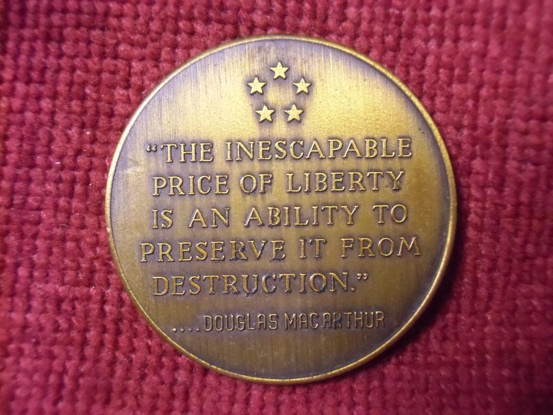 ★１９６４年＊アメリカ軍＊マッカーサー元帥記念館メダル（実物）