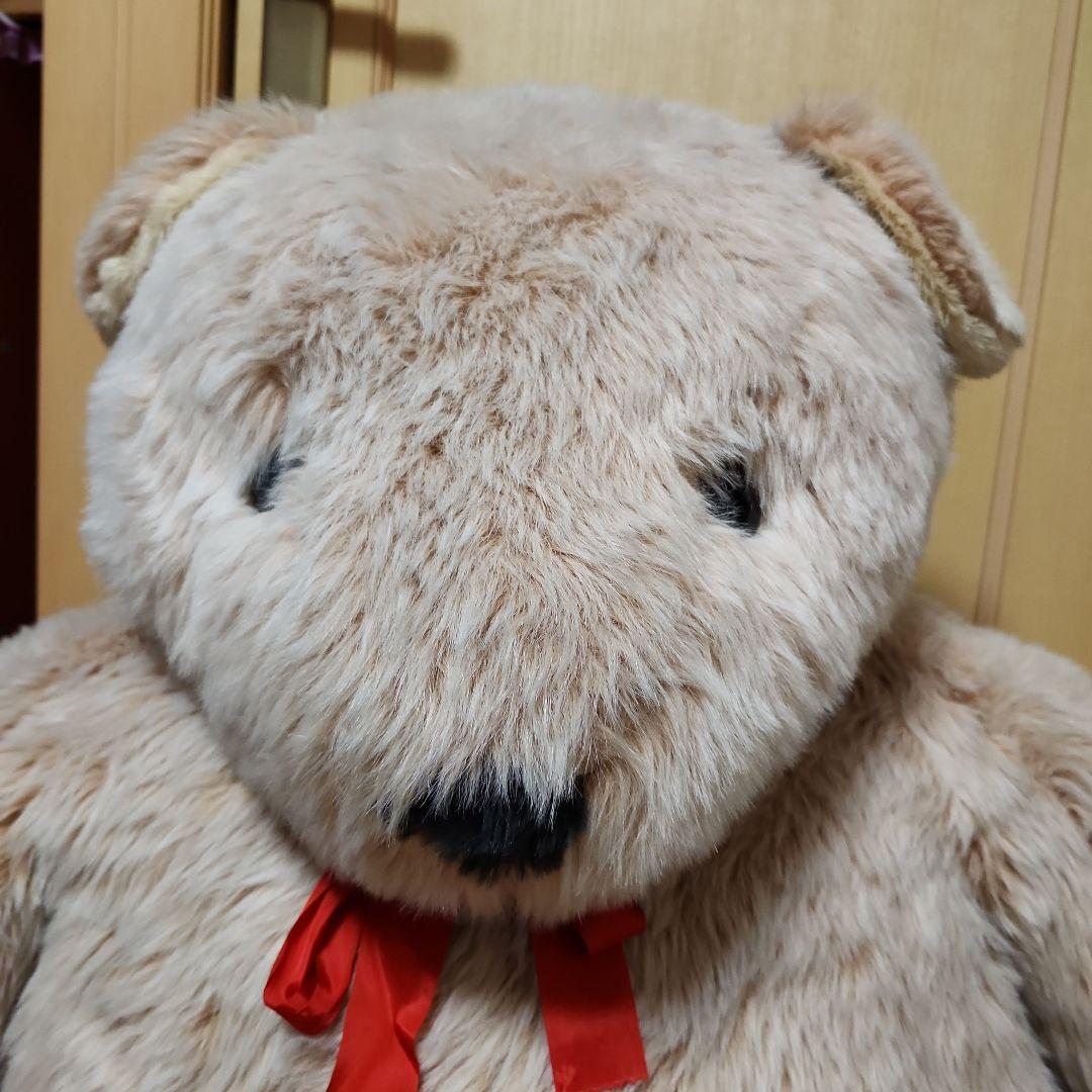 大きなベージュのクマのぬいぐるみ