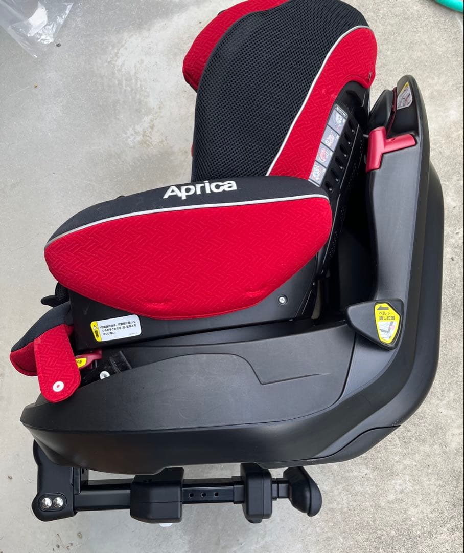 美品　Aprica チャイルドシート 赤黒