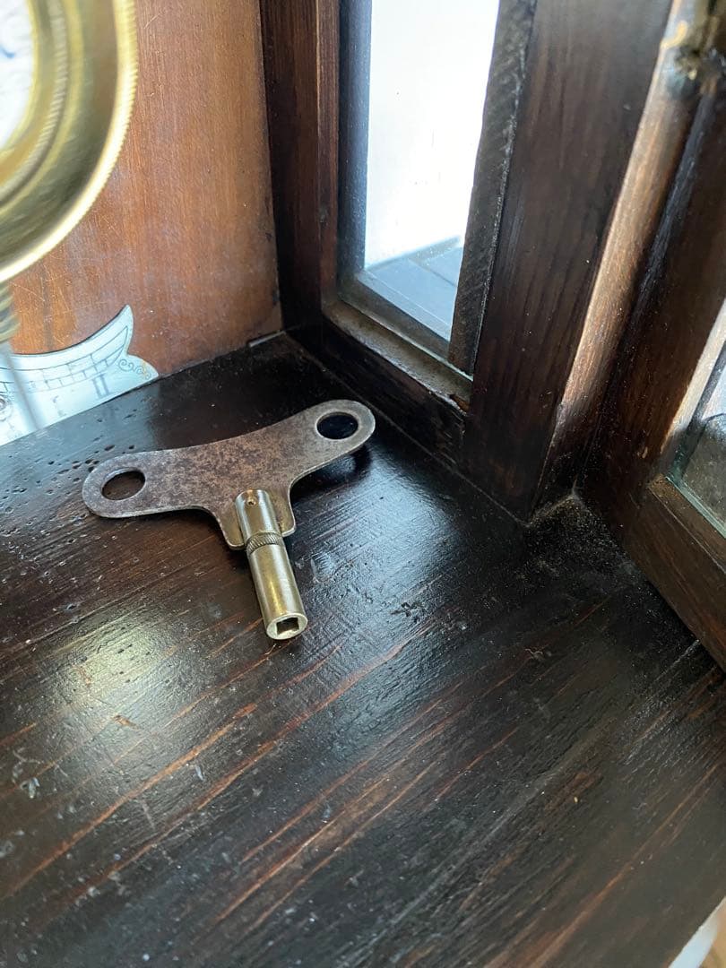 古い掛時計（機械式）