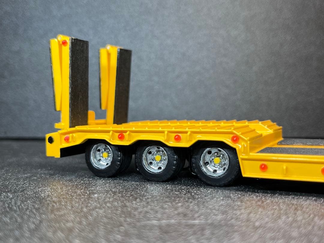 【アイル】　1/50 3軸低床トレーラー自動あゆみ付 建機 SCANIA