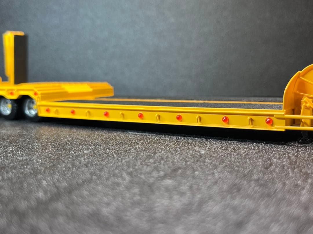 【アイル】　1/50 3軸低床トレーラー自動あゆみ付 建機 SCANIA