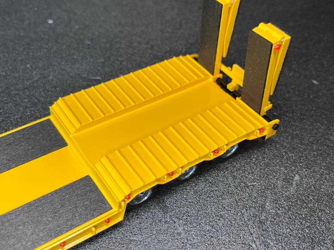 【アイル】　1/50 3軸低床トレーラー自動あゆみ付 建機 SCANIA