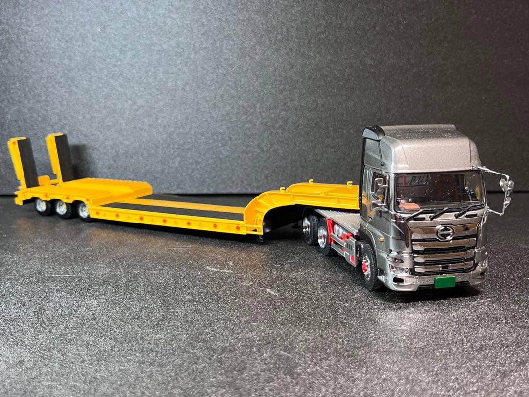 【アイル】　1/50 3軸低床トレーラー自動あゆみ付 建機 SCANIA