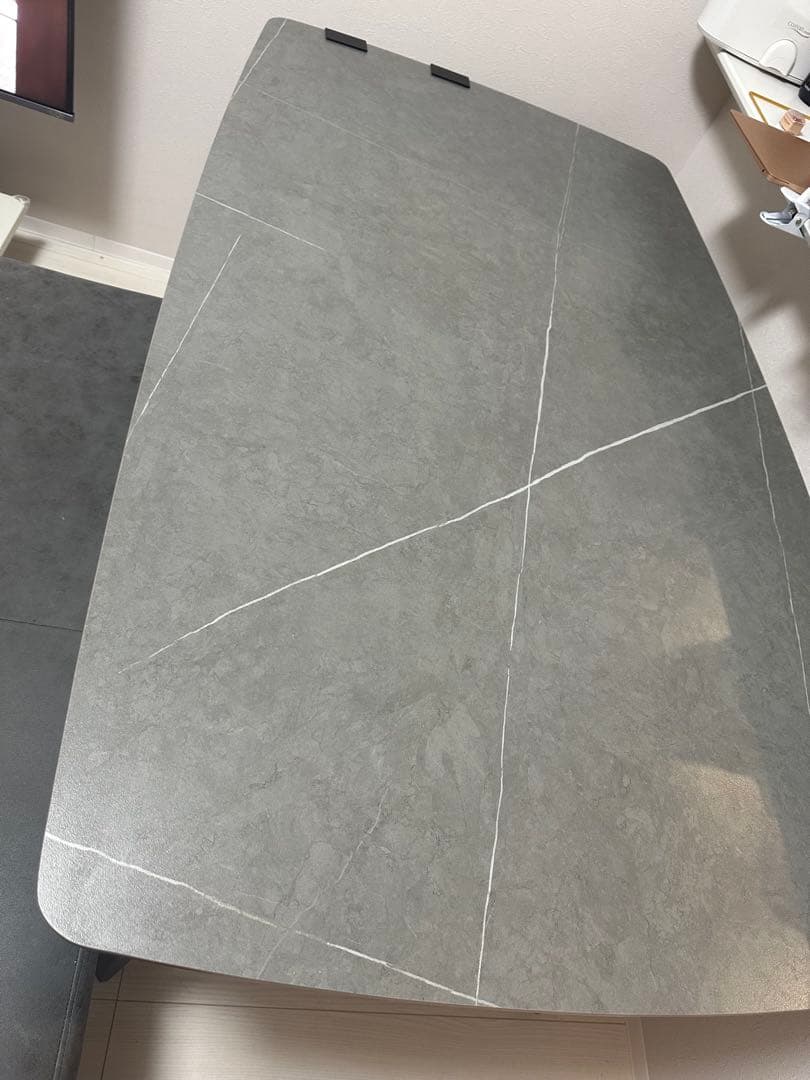 グレーのマーブル調ダイニングテーブル