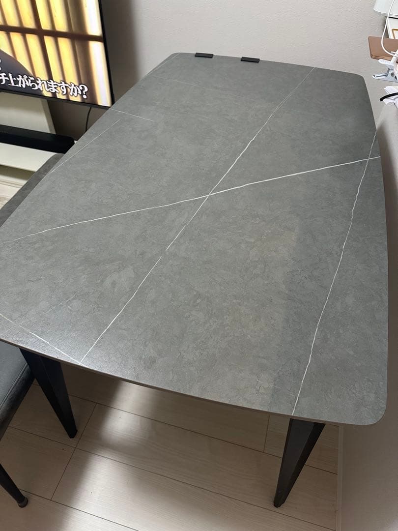 グレーのマーブル調ダイニングテーブル
